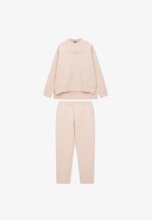 Completo felpa e pantaloni rosa chiaro, realizzato in tessuto morbido. La felpa presenta un girocollo e fessure laterali; i pantaloni hanno tasche laterali e dettagli con logo.