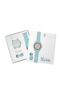 Montre connectée bleu clair avec un cadran rond et un cadran blanc, présentée dans un emballage avec des accents assortis et le texte "MONTRE CONNECTÉE Jeune."