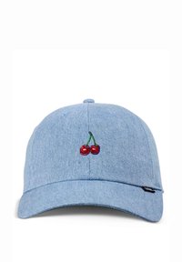 Căciulă din denim albastru cu broderie în formă de cireș roșu în față. Designul include o margine curbată și detalii cusute.