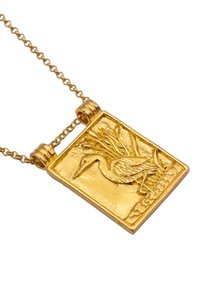 Guldhalsband med pendang som har en rektangulär form med präglad design av en kran, intrikata detaljer och länkad kedja.