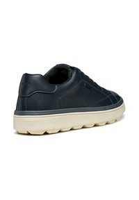 Zapatillas de cuero azul marino con punta redondeada, diseño de cordones y suela de goma texturizada y gruesa. Incluye detalles en los laterales y logotipo.