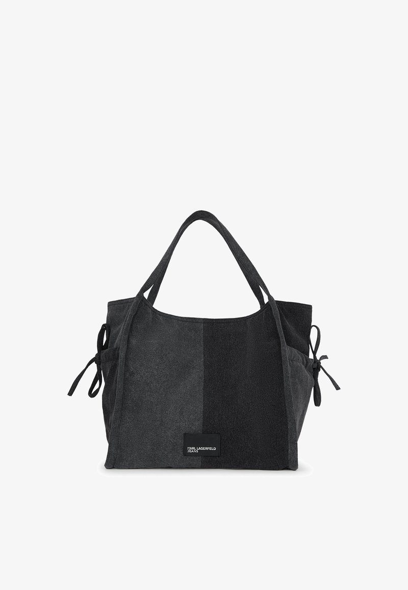 Μαύρη και σκούρα γκρι δίχρωμη τσάντα tote από ύφασμα με λεπτομέρειες πλευρικού ζυγώματος και κοντούς ιμάντες, διαθέτει αυτοκόλλητο λογότυπο μπροστά.