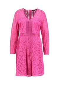 Vestido rosa con escote en V, mangas largas y un patrón texturizado. Incluye recortes geométricos y detalle de falda plisada.