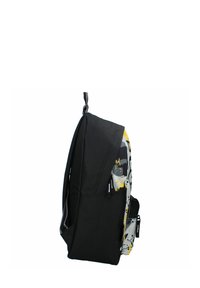 Schwarzer Rucksack mit einer Seitentasche; verfügt über ein Grauf, Gelb und Schwarz Splatter-Muster; aus strapazierfähigem Stoff mit einem stabilen Reißverschluss.