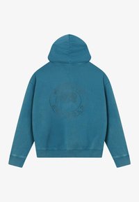 Bluzy w kolorze niebiesko-zielonym z kapturem, długimi rękawami, ściągaczami na mankietach oraz wyblakłym okrągłym logo przedstawiającym drzewo i tekst na plecach.