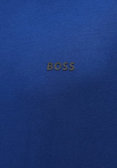 T-shirt en coton bleu avec une texture lisse et un logo "BOSS" noir imprimé sur la poitrine. Conception simple sans motifs supplémentaires.