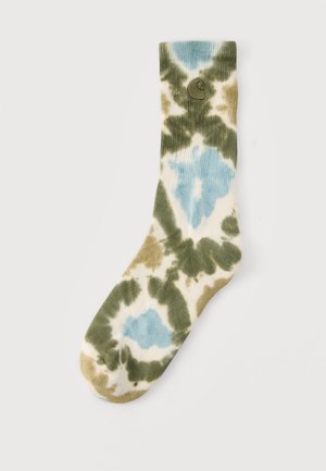 Knöchellanger Socken mit Batikmuster in Grün, Blau und Beige, mit einem kleinen gestickten Logo nahe der Oberseite.