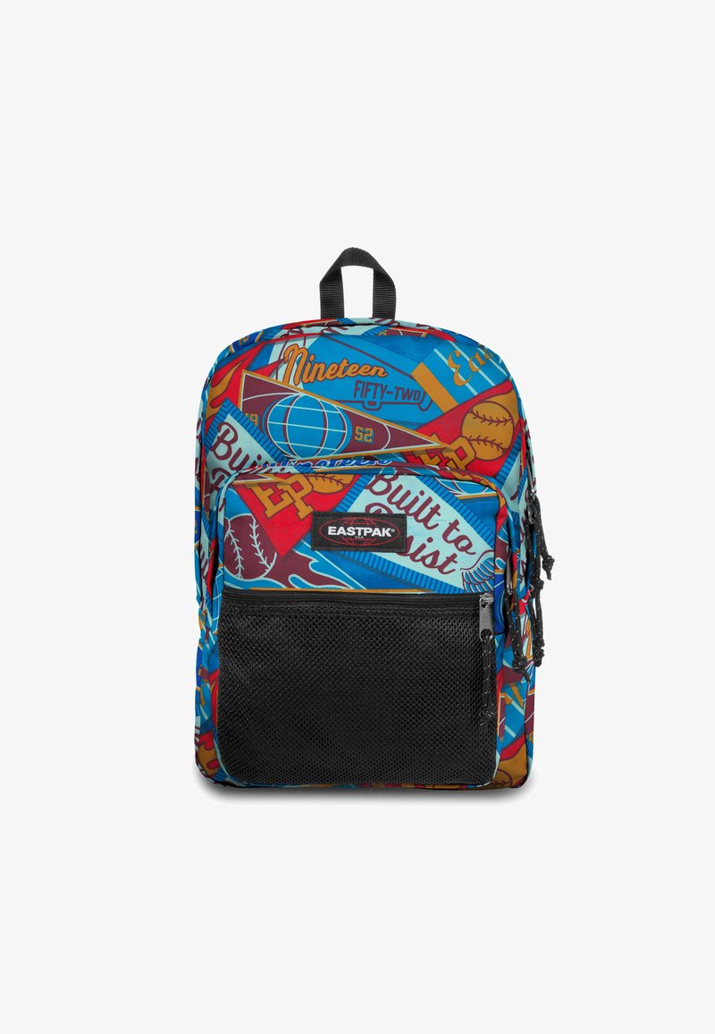 Reppu, jossa on värikäs graafinen suunnittelu, jossa on urheiluvarusteiden kuvioita. Valmistettu kankaasta, jossa on musta verkkotasku edessä ja kaksinkertaiset vetoketjut.