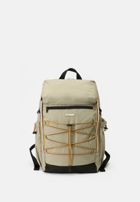 Khaki ryggsäck med en texturerad yta, som har svarta detaljer, en framficka med dragkedja och en elastisk bungee snördesign.