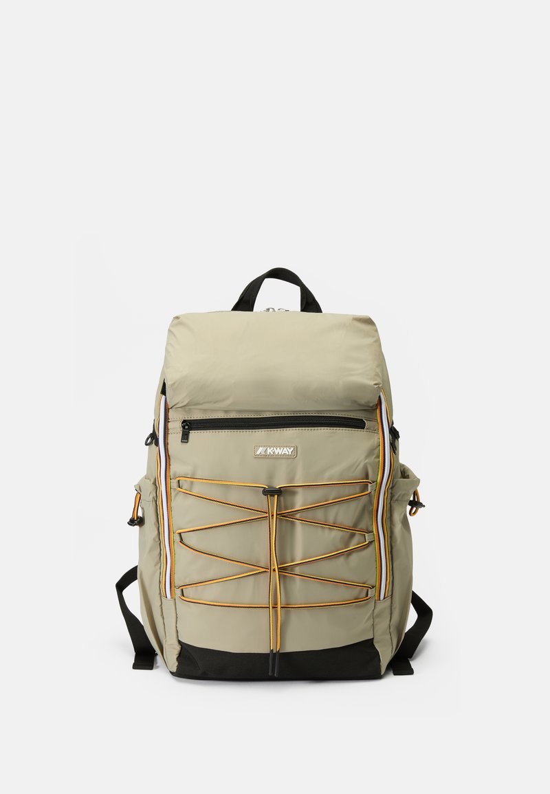 Mochila caqui com um acabamento texturizado, apresentando detalhes em preto, um bolso frontal com fecho éclair e um design com cordão elástico.