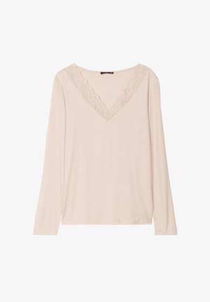 Lange mouwen, lichtroze top met een V-hals en een kantafwerking. Zachte stof met een losse pasvorm, zonder zichtbare patronen of hardware.