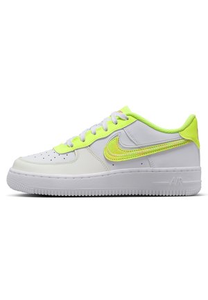 Lav-snit hvid sneaker med neon-gule accenter, hvide snørebånd, perforeret tå og Nike Swoosh-logo på siden.