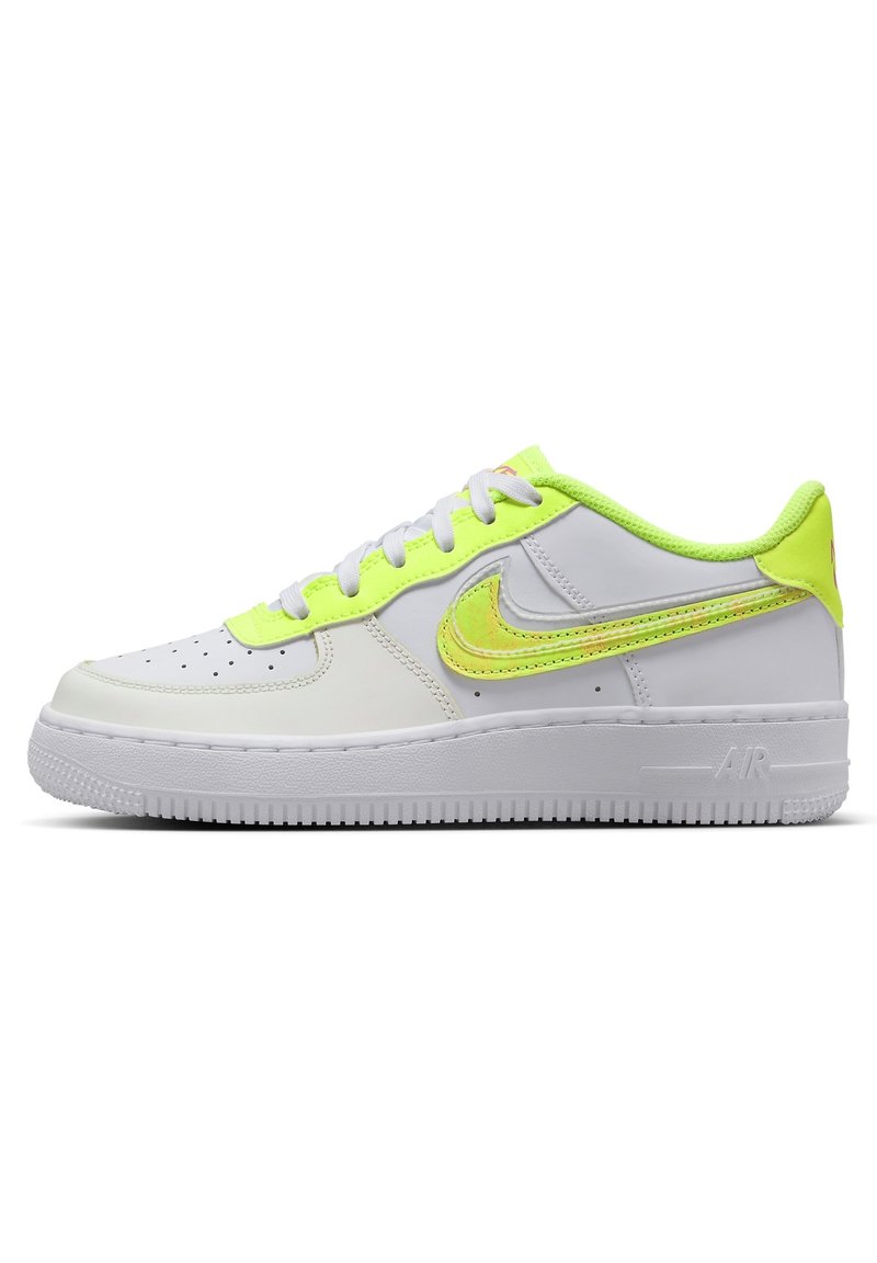 Baskets basses blanches avec des accents jaune néon, des lacets blancs, un bout perforé et le logo Nike Swoosh sur le côté.