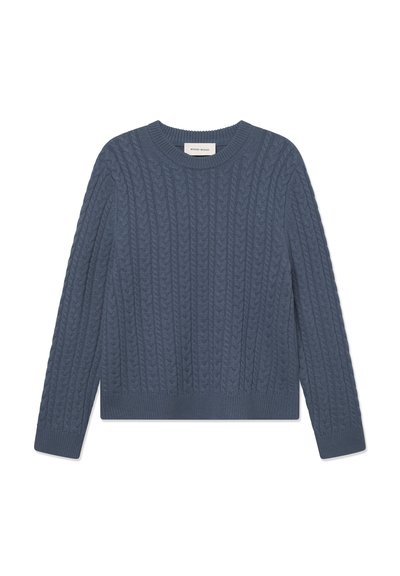 Svetr s copánkovým pletením v tmavě modré barvě, s kulatým výstřihem, dlouhými rukávy a žebrovanými manžetami a spodním lemem. Celoplošný texturovaný vzor.