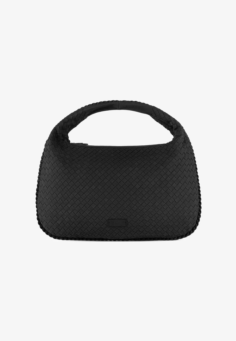 Bolso de mano negro tejido con forma redondeada, material texturizado y una asa gruesa. Presenta un parche con el logo en la parte delantera. Cierre de cremallera visible.