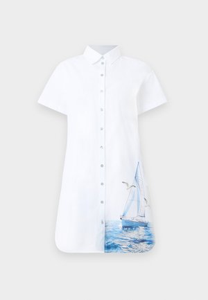 Witte jurk met korte mouwen en knoopsluiting, met kraag en een print van een blauwe zeilboot, meeuwen en water aan de rechterbenedenkant.