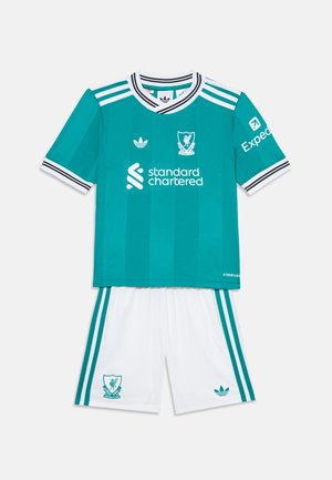 Maglietta da calcio color turchese con strisce nere, dettagli bianchi e logo; abbinata a pantaloni corti bianchi con strisce turchesi e loghi.