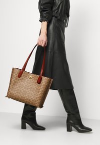 COACH SIGNATURE WILLOW TOTE Tote bag tan Zalando