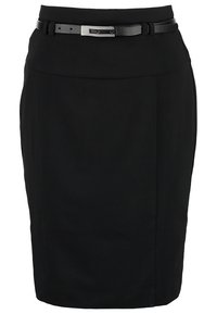 Černá tužková sukně s elegantním designem, vybavená úzkým pásem s kovovou přezkou a hladkou texturou. Bez viditelných vzorů.