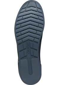 Semelle de chaussure en caoutchouc bleu marine. Présente une surface texturée et motifée avec des reliefs en zigzag et des trous de drainage pour la respirabilité. Marque GEox visible.