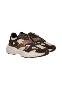 Bruine en beige sneakers met suède en mesh panelen, textuuraccenten en gemusterde veters; dikke witte rubberen zool.