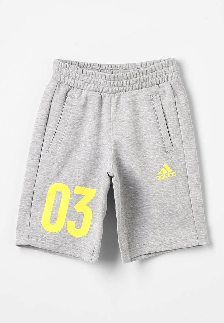Harmaat puuvillashortsit, joissa on joustava vyötärönauha, sivutaskut ja keltainen "03" -painatus vasemmassa jalassa yhdessä Adidas-logon kanssa.