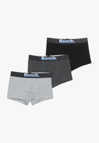 Boxer shorts gris, noir et gris foncé. Fabriqués en tissu doux avec une ceinture noire portant le logo "Bench." bleu. Design et coupe classiques.