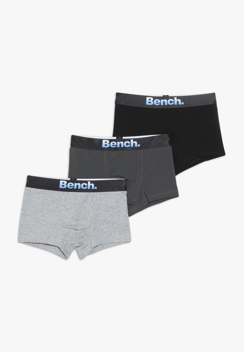 Boxer shorts gris, noir et gris foncé. Fabriqués en tissu doux avec une ceinture noire portant le logo "Bench." bleu. Design et coupe classiques.