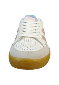 Białe sneakersy zrobione z materiałów skórzanych i z zamszu, mające trzy różowe paski, perforowaną czubek i gumową wkładkę. Zawiązywane.