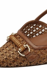Scarpa slingback in tessuto marrone intrecciato con dettagli in pelle, caratterizzata da una fibbia decorativa in legno e metallo sulla cinghia.