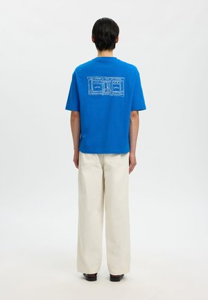 Selected SLHRELAXBROCK SS TEE HOTEL AMOUR - T-shirt imprimé - victoria blue