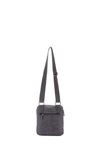 Borsa a tracolla in pelle grigia con finitura testurizzata, dotata di una tasca anteriore con zip e di una tracolla regolabile. Forma rettangolare compatta.