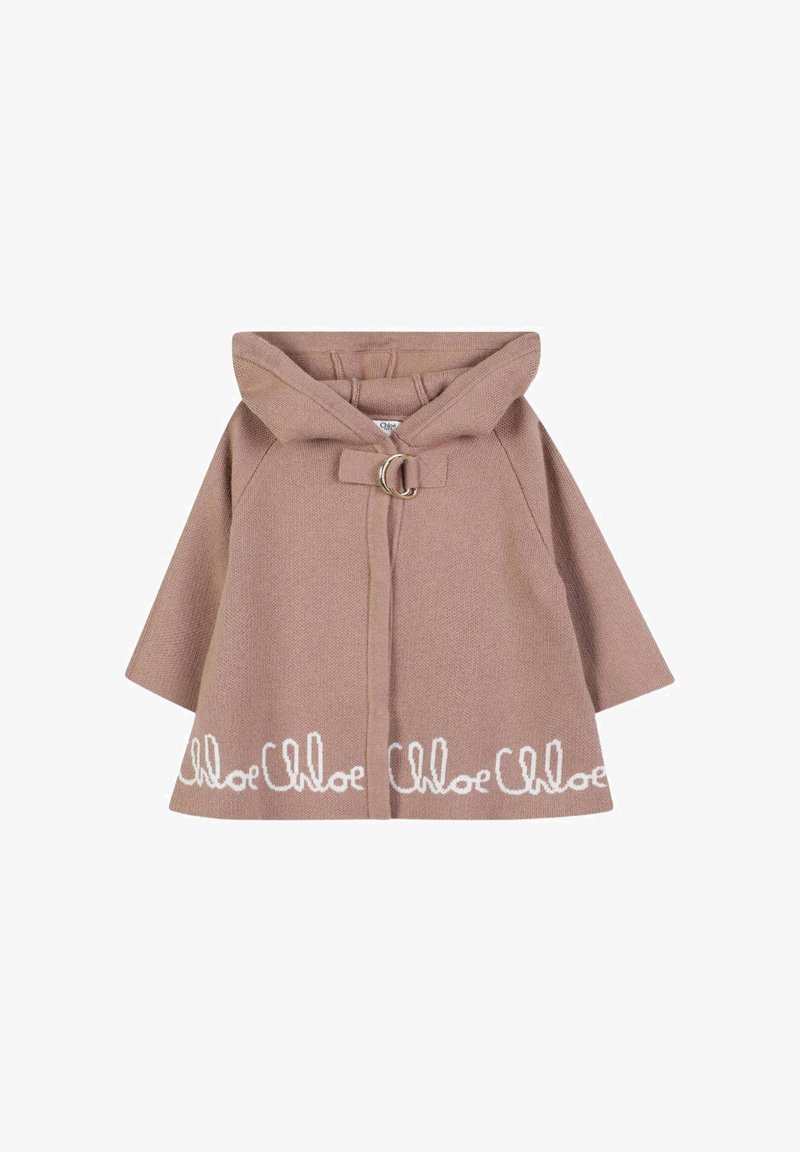 Cape à capuche rose clair avec une fermeture à boucle en anneau, ornée d'une broderie blanche "Chloé" le long de l'ourlet, et d'un tissu texturé avec une finition lisse.