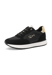 Sneaker nera caratterizzata da una combinazione di materiali scamosciati e sintetici, suola intermedia bianca, logo dorato e dettagli iridescenti sul tallone.