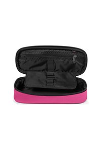 Bolsa con cremallera de color negro y rosa con un interior espacioso, que cuenta con un bolsillo con cremallera y bandas elásticas para la organización, exterior de textura suave.