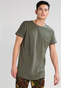 Urban Classics - SHAPED TURNUP  - Camiseta básica - olive Imagen en miniatura 1