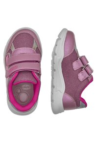 Rosa och silver träningsskor med övre i texturerat tyg, dubbla kardborreband och en vit gummisola. Förstärkt tå och vadderad foder.