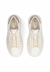 Baskets blanches avec une tige en cuir lisse, bout arrondi, fermeture à lacets sur le devant et semelle intérieure texturée. Elles disposent d'une semelle en caoutchouc côtelée et d'un détail logo.