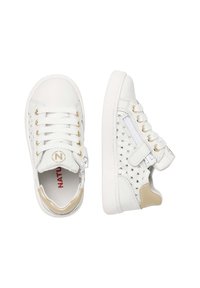 Sneaker bianche con tomaia in pelle liscia, dettagli dorati, pannelli con motivo a stella e chiusura con lacci anteriore e zip laterale.