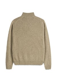 Maglione a maglia beige con colletto alto, orlo e polsini a costine. Presenta una texture morbida e una vestibilità rilassata, progettato per calore e comfort.