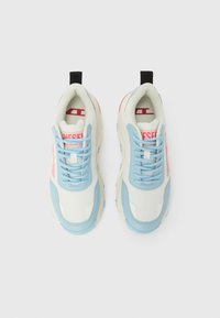 Άσπρα και γαλάζια αθλητικά παπούτσια με ροζ λεπτομέρειες, που διαθέτουν στρογγυλή μύτη, κλείσιμο με κορδόνια και λουρί στο πίσω μέρος. Κείμενο στη γλώσσα: «DIESEL.»