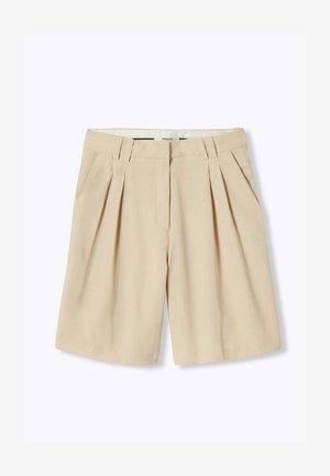 Shorts beige taille haute, coupés et ajustés, avec plis, passants pour ceinture et poches latérales, posés à plat sur un fond blanc.