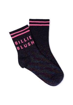 Paar dunkle glitzernde Socken mit pinken Streifen nahe dem oberen Rand und pinkem "BILLIE BLUSH"-Schriftzug auf der Bündchen, vor weißem Hintergrund.