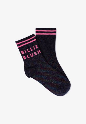Paire de chaussettes sombres scintillantes avec des rayures roses près du haut et le texte rose "BILLIE BLUSH" sur le bord, sur un fond blanc.