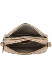 Borsa a tracolla in pelle marrone con due scomparti con zip; l'interno presenta un rivestimento in tessuto liscio e zip in tonalità oro.