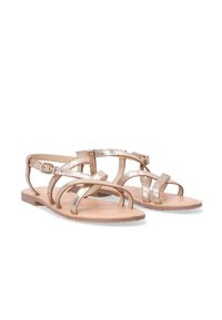 Metalen roségouden sandalen met kruislings gespen en een sluiting. Platte zool en open ontwerp, geschikt voor warm weer.