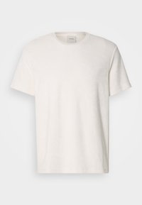 Vit bomulls t-shirt med rund hals och korta ärmar. Mjuk textur och minimalistisk design med en liten logotyp på bröstet.