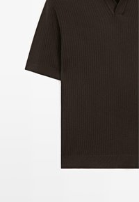 Dunkelbraunes, geripptes Strickoberteil mit kurzen Ärmeln und V-Ausschnitt, flach auf weißem Hintergrund ausgebreitet.