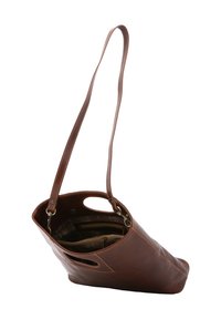 Borsa tote in pelle marrone con forma affusolata, tracolla e due aperture per le mani. L'interno include tasche e un motivo foderato.