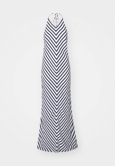 Námornícky modré a biele pruhované dlhé šaty s halterneckým výstrihom, chevron vzorom a splývavým dizajnom so zaobleným lemom.